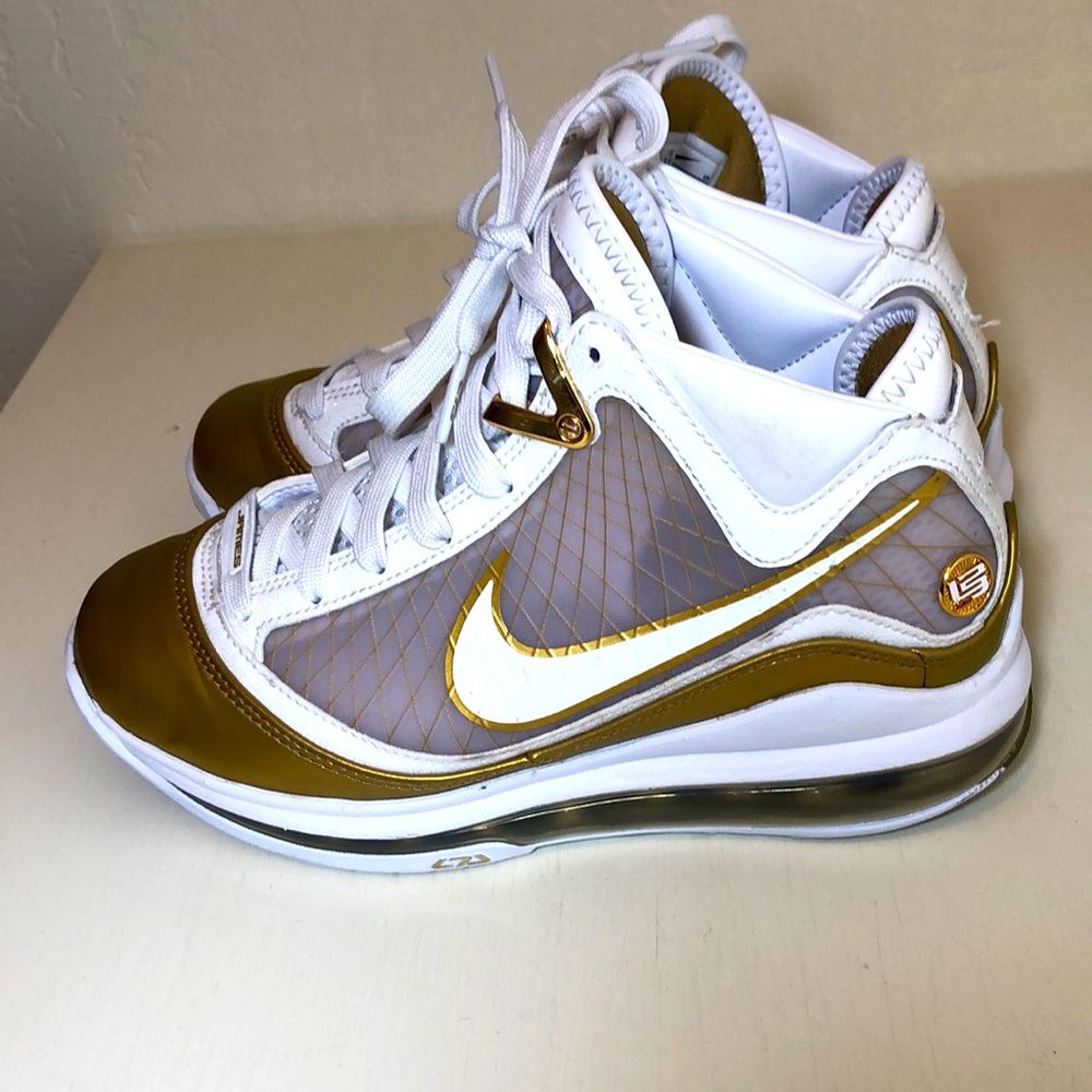 Nike Lebron James Kids Shoes Size 3.5 Gold& White.